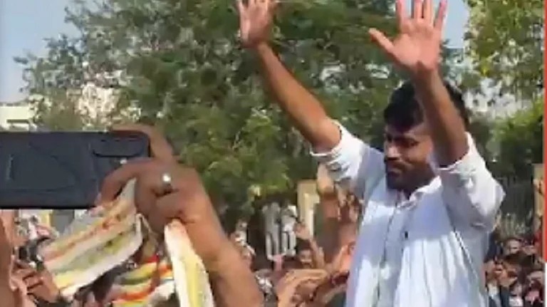 जयपुर में कॉकरोच जनता पार्टी के प्रदर्शन के दौरान दीपके की पिटाई