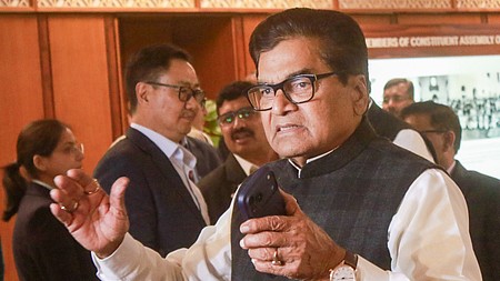 ममता बनर्जी ने जिन्हें 'कूड़ेदान' से उठाया, वे दे रहे धोखा: रामगोपाल