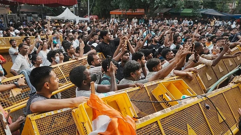 विजय चौक तक पहुंचे प्रदर्शनकारी, पुलिस ने छोड़े आंसू गैस के गोले