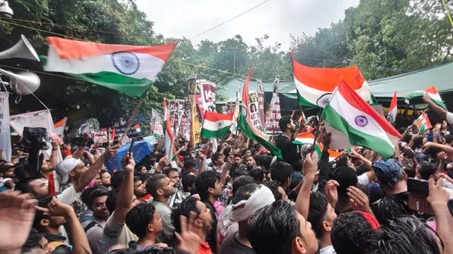 'लाठीचार्ज लोकतंत्र पर हमला', विपक्ष ने पेपर लीक पर सरकार को घेरा