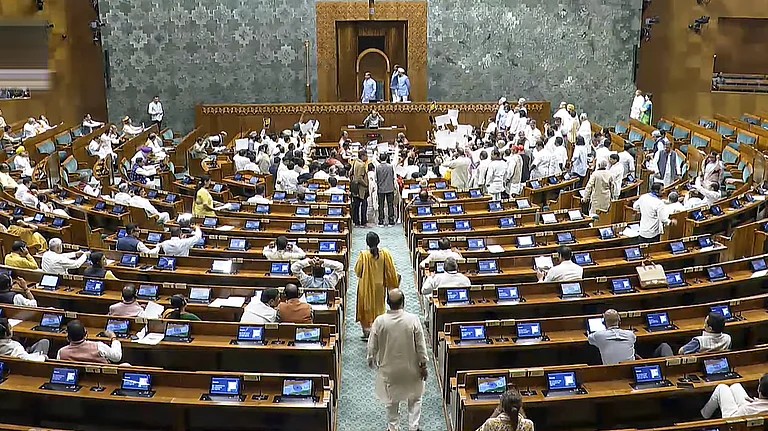 संसद में आज छठे दिन भी हंगामा जारी, लोकसभा पांच बजे तक स्थगित