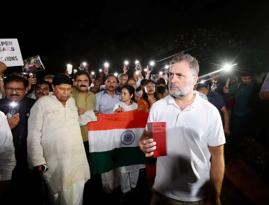 आंदोलित छात्रों के समर्थन में 'गांधी स्मृति' पहुंचे इंडिया ब्लॉक के सांसद 