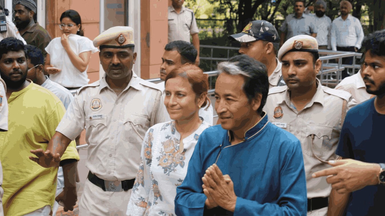राजघाट पहुंचे सोनम वांगचुक बोले- बापू का रास्ता आज भी प्रासंगिक 