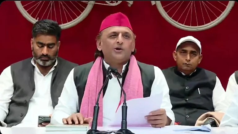 अखिलेश ने जेवर हवाईअड्डे पर जलभराव का वीडियो शेयर कर कसा तंज