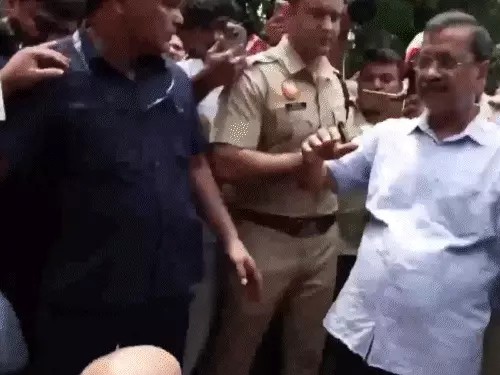 ई20 ईधन के खिलाफ पीएम आवास जा रहे केजरीवाल को पुलिस ने रोका