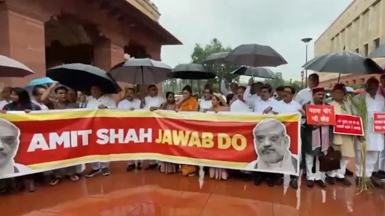 संसद में विपक्ष का मार्च, शाह की सदन में गैरमौजूदगी पर उठाए सवाल