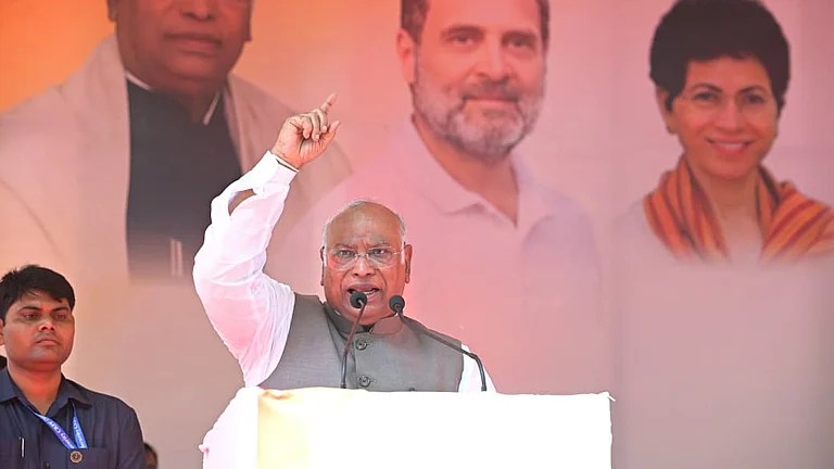 मोदी सरकार सही है तो छात्र आंदोलन पर संसद में बहस कराए: खड़गे
