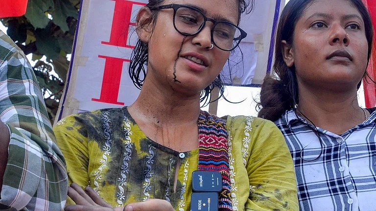 स्याही फेंके जाने पर नेहा ने पूछा- क्या केंद्र के इशारे पर हमला किया?