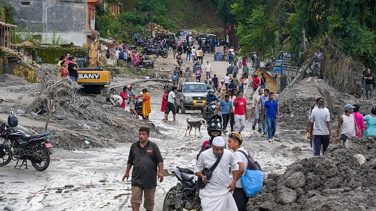 नेपाल: अचानक आई बाढ़ में मौत का आंकड़ा 939 पहुंचा, 4,000 लापता