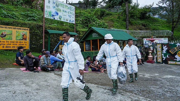 नेपाल:बाढ़ से मरने वालों की संख्या 1,127 हुई, हजारों की तलाश जारी