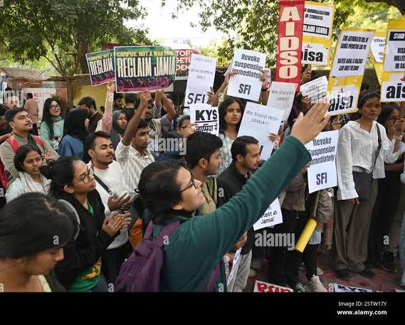 जामिया में प्रदर्शन के बीच हुई तोड़फोड़, नकाबपोश लोगों ने तोड़ा गेट 